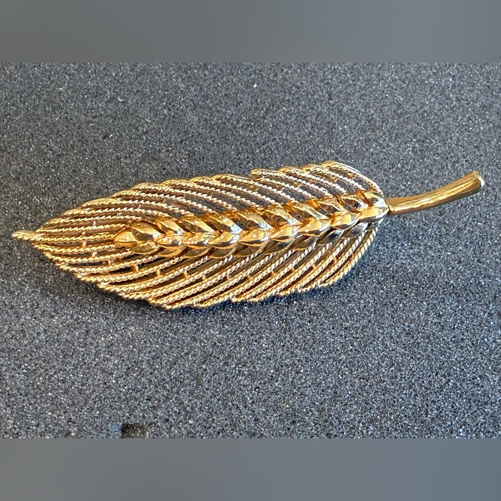Vintage Crown Trifari‎ Gold tone Wheat Leaf Brooch 3-D ~3” L